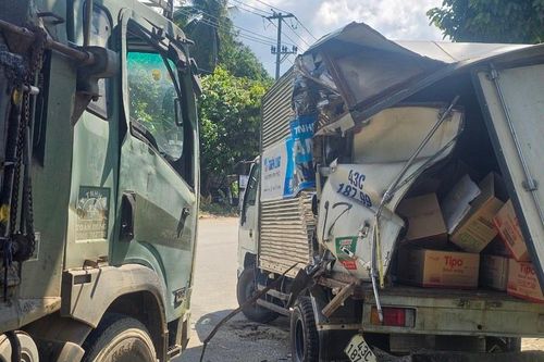 Đà Nẵng: Đang đậu bên lề, xe tải bất ngờ bị 'ủn' biến dạng