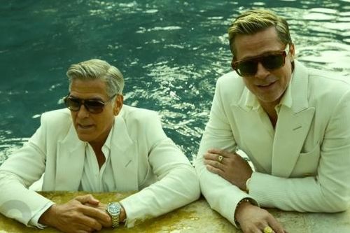 Hai quý ông Hollywood Brad Pitt và George Clooney mặc trang phục đồng điệu, kể về tình bạn gần 30 năm