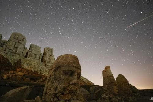 Hình ảnh mưa sao băng Perseids sáng rực rỡ trên bầu trời