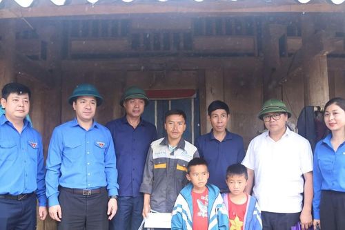 Trung ương Đoàn Thanh niên tặng quà người dân vùng lũ