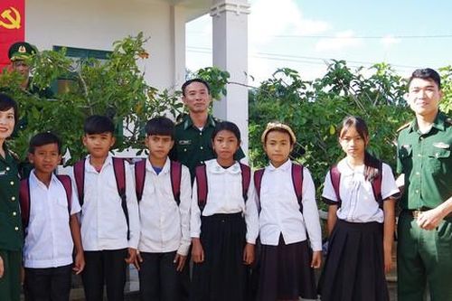 Hơn 220 học sinh được Bộ đội Biên phòng Đắk Nông nâng bước đến trường