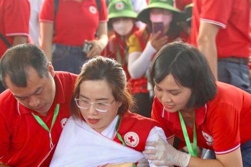 Tình nguyện viên thi sơ cấp cứu