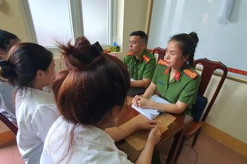 Hai bé gái bị lừa bán vào quán karaoke với giá 4 triệu đồng