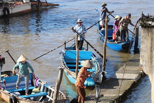 Bến phà dừng hoạt động, người dân Cần Thơ 'liều mình' vượt sông bằng đò, xuồng