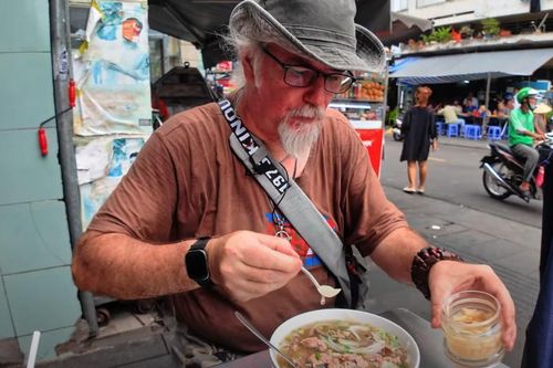 Khách Tây thử món phở bò vỉa hè giá 80.000 đồng ở TPHCM, nói 'muốn ăn suốt đời'