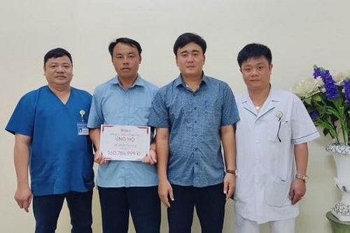 Trao hơn 160 triệu đồng đến bé Sùng Thị Hoa bị bệnh viêm dò xương chày