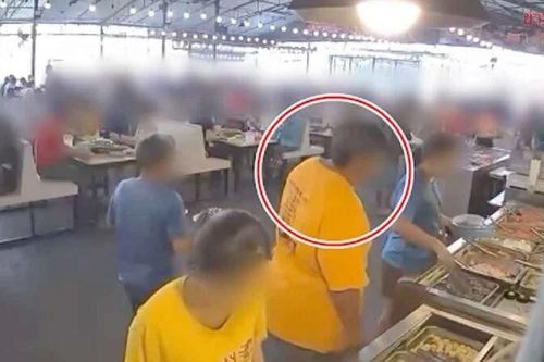 Khách vào nhà hàng tự chọn ăn gần 2 tiếng rồi chê dở, đòi lại tiền