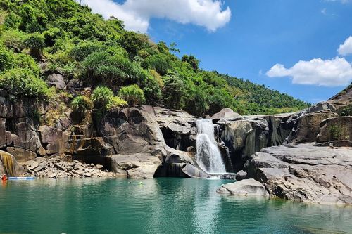 Du khách trèo đá, lội suối, chinh phục 'bể bơi lộ thiên' đẹp lạ ở Phú Yên