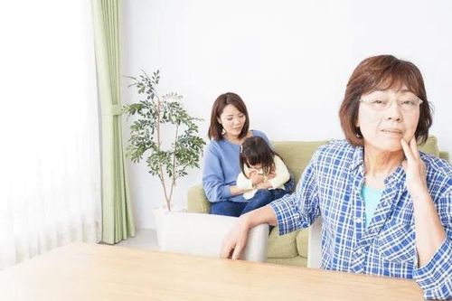 Mỗi lần ra chơi, mẹ chồng buôn chuyện khắp nơi, về nhà lại chê bai con dâu