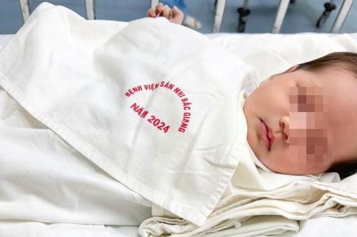 Sức sống mãnh liệt của bé sơ sinh bị bỏ rơi bên đường, giòi bu khắp người