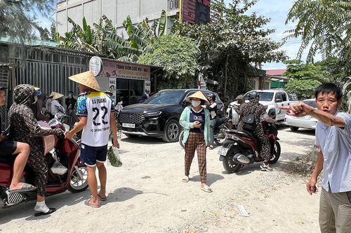 Vụ dàn ô tô chặn xe tải: Cam kết sửa đường sau phản ánh của VietNamNet