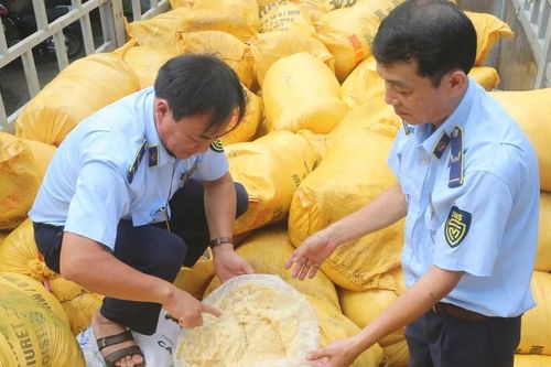 Phát hiện thu giữ hơn 11 tấn mỡ bò các loại không rõ nguồn gốc, xuất xứ