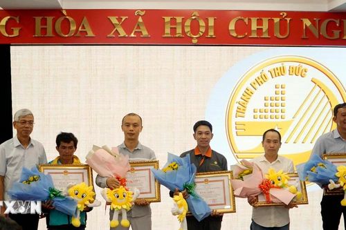 Khen thưởng 5 cá nhân dũng cảm cứu người trong vụ tai nạn ở cầu Phú Mỹ