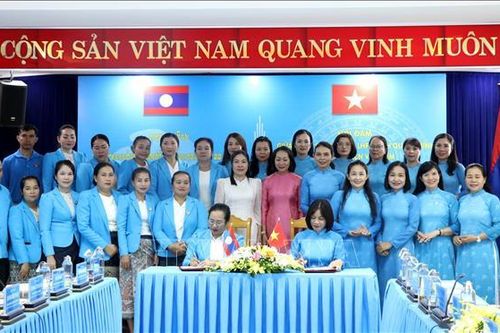 Thắt chặt tình hữu nghị hợp tác giữa hội phụ nữ hai tỉnh của Việt Nam và Lào
