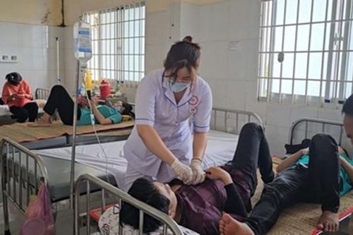 Tạm đình chỉ hoạt động đơn vị cung cấp bữa ăn nghi gây ngộ độc ở Vĩnh Long