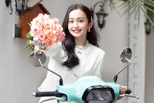 Vẻ đẹp rạng ngời của mỹ nhân bên xe tay ga
