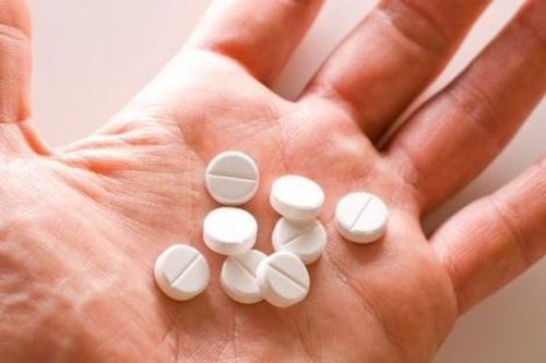 Nhờ em trai pha thuốc hạ sốt, cô gái 19 tuổi suýt tử vong vì uống 9 viên hòa tan
