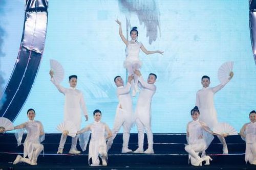 Mẫu nhí 12 tuổi hóa thân thành cánh cò gây ấn tượng tại Đại sứ Áo dài Việt Nam