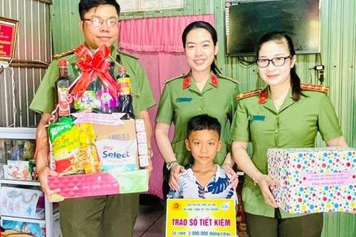 Những 'người mẹ' mang sắc phục xanh