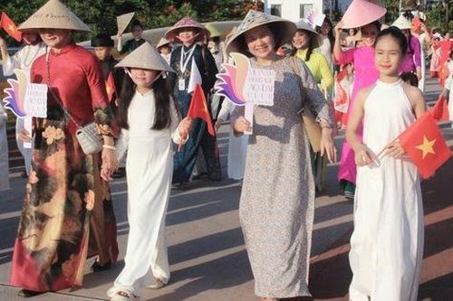 Hơn 1.000 phụ nữ diễu hành áo dài tại Đà Nẵng