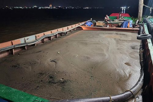 Bắt ghe cát nghi vấn sử dụng hóa đơn bất hợp pháp và giấy tờ giả