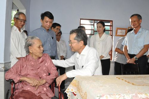 Bí thư Thành ủy Nguyễn Văn Quảng thăm, tặng quà tri ân Bà mẹ Việt Nam anh hùng Phạm Thị Thìn