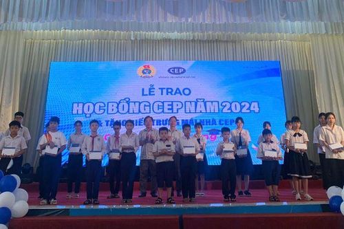 Hơn 270 triệu đồng trao quà, học bổng cho học sinh vượt khó học giỏi