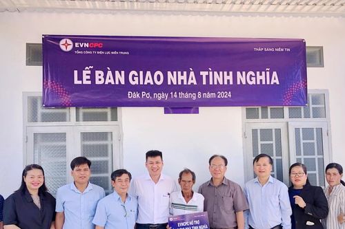 Bàn giao nhà tình nghĩa cho 2 gia đình chính sách ở xã Yang Bắc