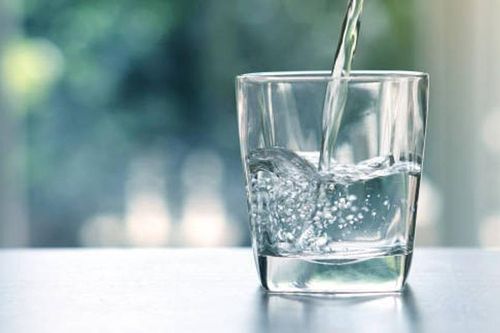 Bác sĩ giải thích: Nên uống nước lạnh hay nước ấm?