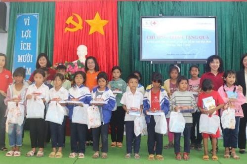 Tặng 300 phần quà cho học sinh dân tộc thiểu số huyện Đam Rông