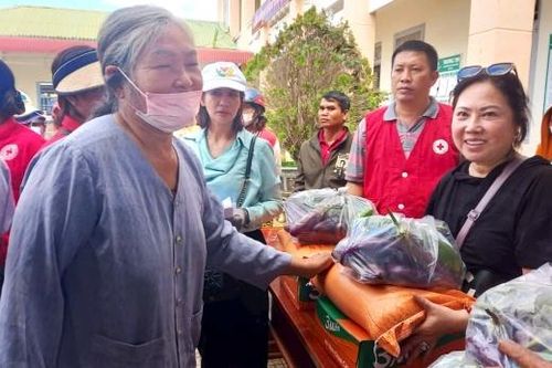 Trao tặng 270 phần quà cho người khó khăn tại huyện Bảo Lâm