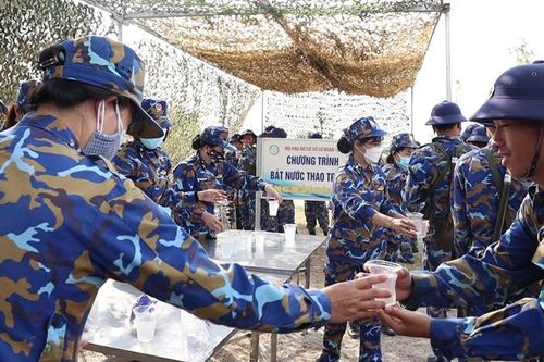 'Bát nước thao trường' ấm tình đồng đội
