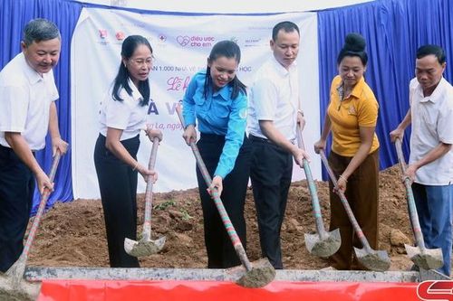 Khởi công công trình 'Nhà vệ sinh cho em' tại huyện Yên Châu
