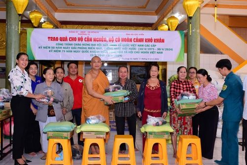 Tịnh xá Lộc Uyển trao tặng 1.000 phần quà đến bà con khó khăn tại Q.6