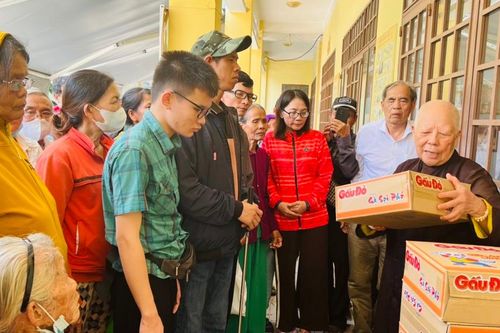 Đà Nẵng: Tổ đình Bảo Quang tặng 300 phần quà nhân mùa Vu lan - Báo hiếu