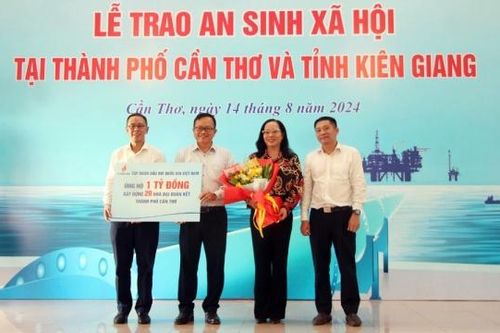Tập đoàn Dầu khí Việt Nam trao tặng 06 tỷ đồng xây dựng nhà đại đoàn kết