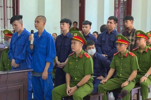 Anh em ruột cùng lãnh án tù vì bạn gái nhờ giải quyết mâu thuẫn