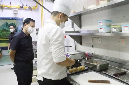 Kiểm tra chất lượng bánh trung thu tại hai khách sạn 5 sao