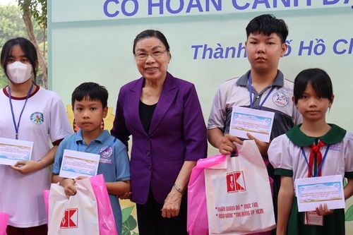 Hội Bảo vệ quyền trẻ em trao học bổng cho học sinh có hoàn cảnh khó khăn