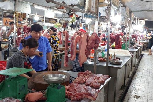 Tiểu thương bán thịt heo ở Đà Nẵng than trời vì ế