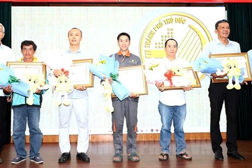 Khen thưởng 5 người hùng cứu tài xế trong vụ tai nạn trên cầu Phú Mỹ, TP.HCM