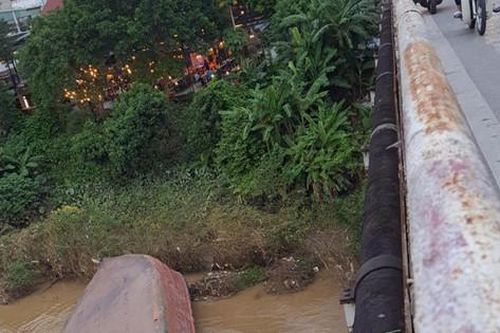 Hà Nội: Xà lan lật úp dưới sông Hồng, gần chân cầu Chương Dương
