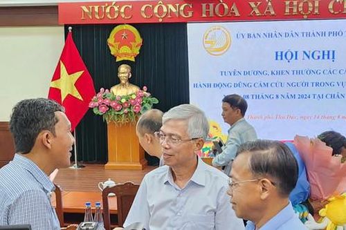 Khen thưởng các cá nhân dũng cảm cứu người trong vụ tai nạn giao thông tại cầu Phú Mỹ