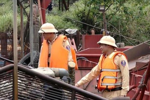 Bắt 'cát tặc' trên sông Hồng mùa nước lũ