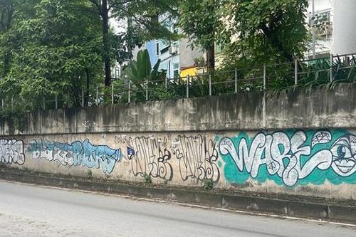 Chân đường Vành đai 2 bị vẽ bậy và tập kết rác thải