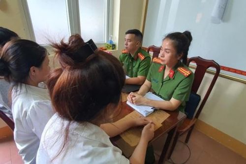 Bắt 3 thiếu nữ bán 2 bé gái vào quán karaoke