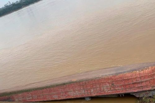 Phải trục vớt tàu chở cát bị lật úp dưới chân cầu Chương Dương trong ngày 15/8
