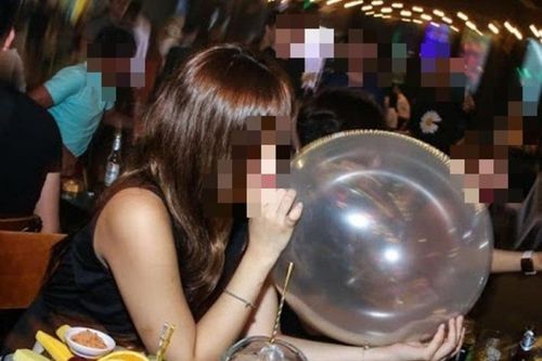 Nữ sinh liệt 2 chân sau khi hít 15 quả bóng cười