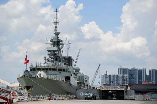 Cận cảnh tàu Hải quân Canada vừa cập cảng TP.HCM