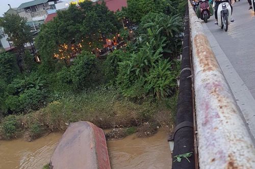Sà lan chở cát lật úp dưới chân cầu Chương Dương